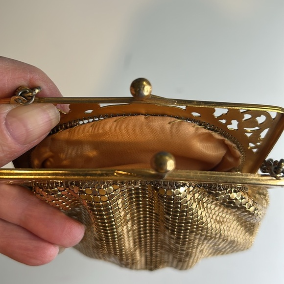 VINTAGE WHITING & DAVIS CO. SMALL GOLD MESH BAG PURSE WITH SHORT CHAIN STRAP - Picture 4 of 12